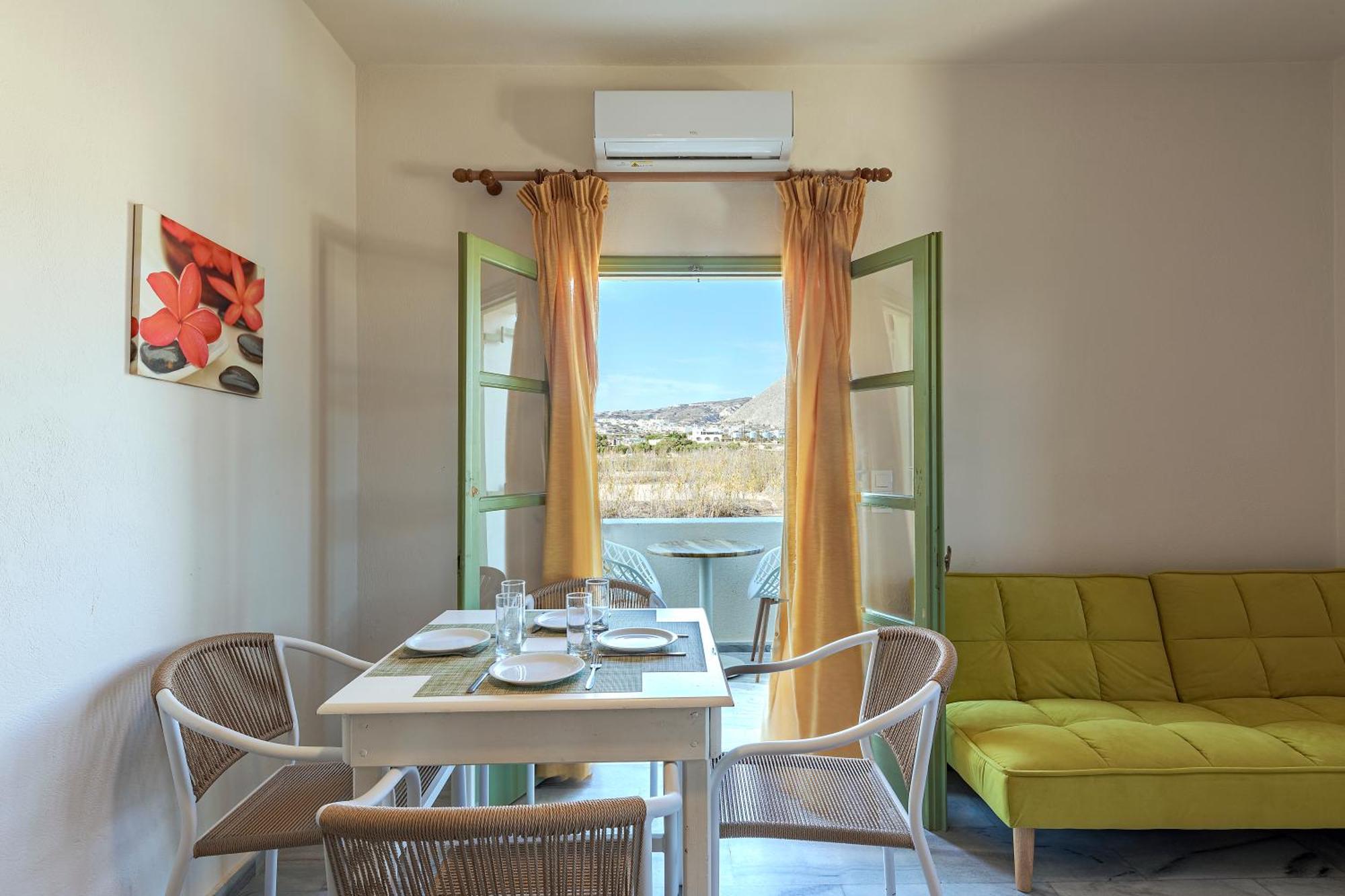 Ambeli Aparthotel Perivolos (Santorini)