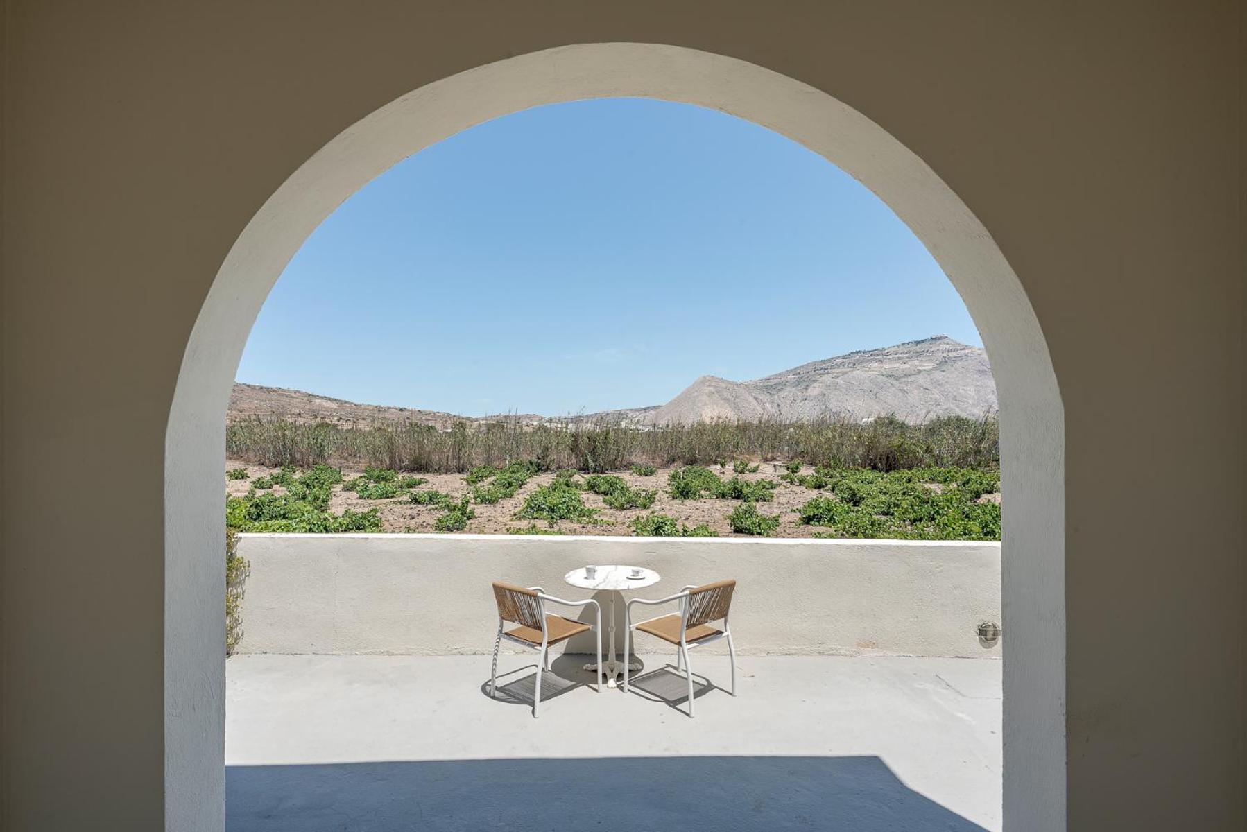 Ambeli 3* Perivolos (Santorini)