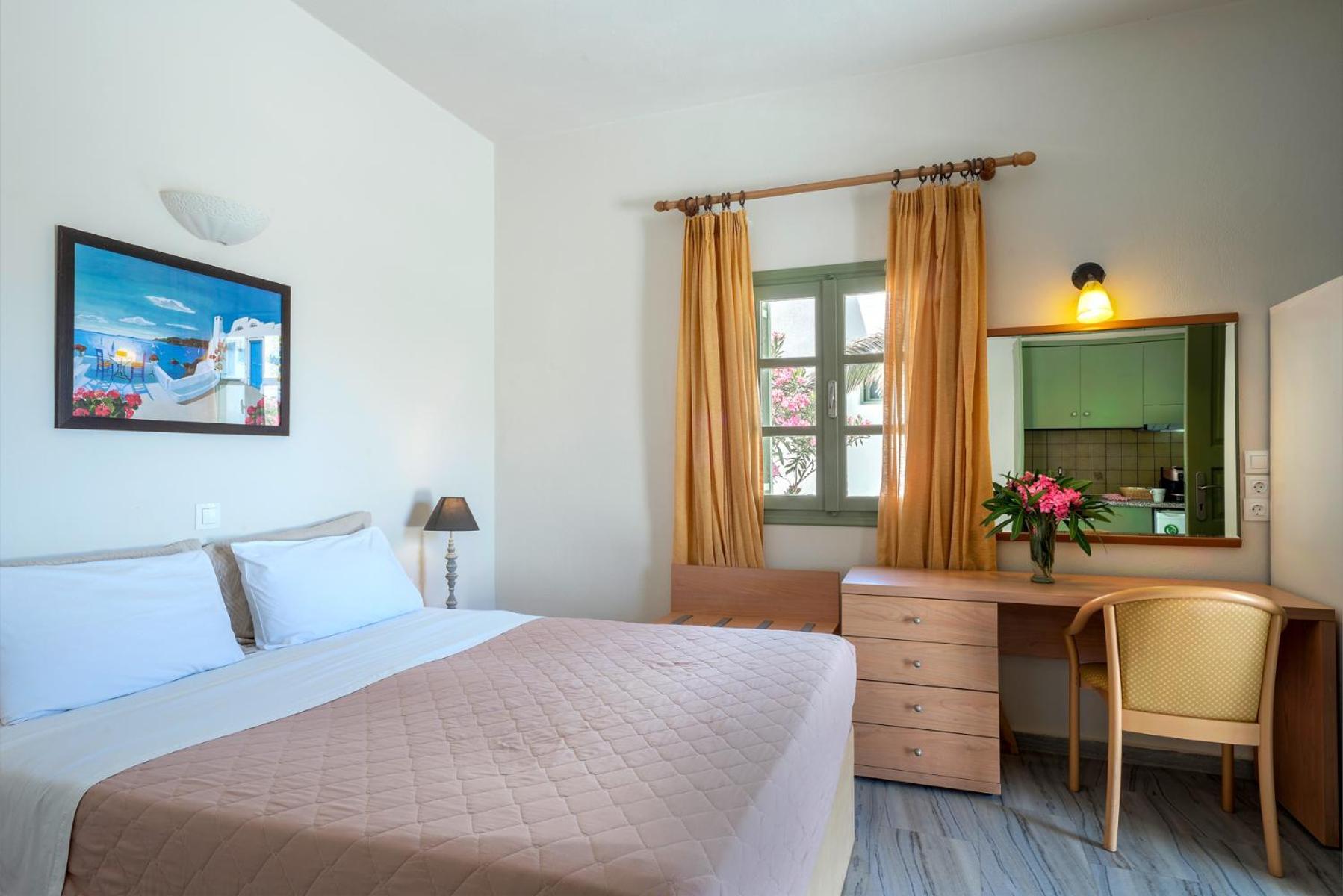 Ambeli 3* Perivolos (Santorini)