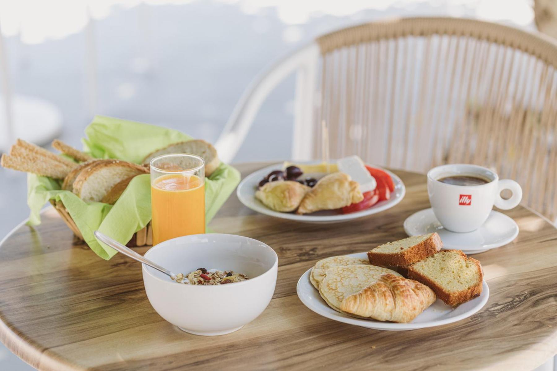 Apartahotel Ambeli Playa de Perivolos